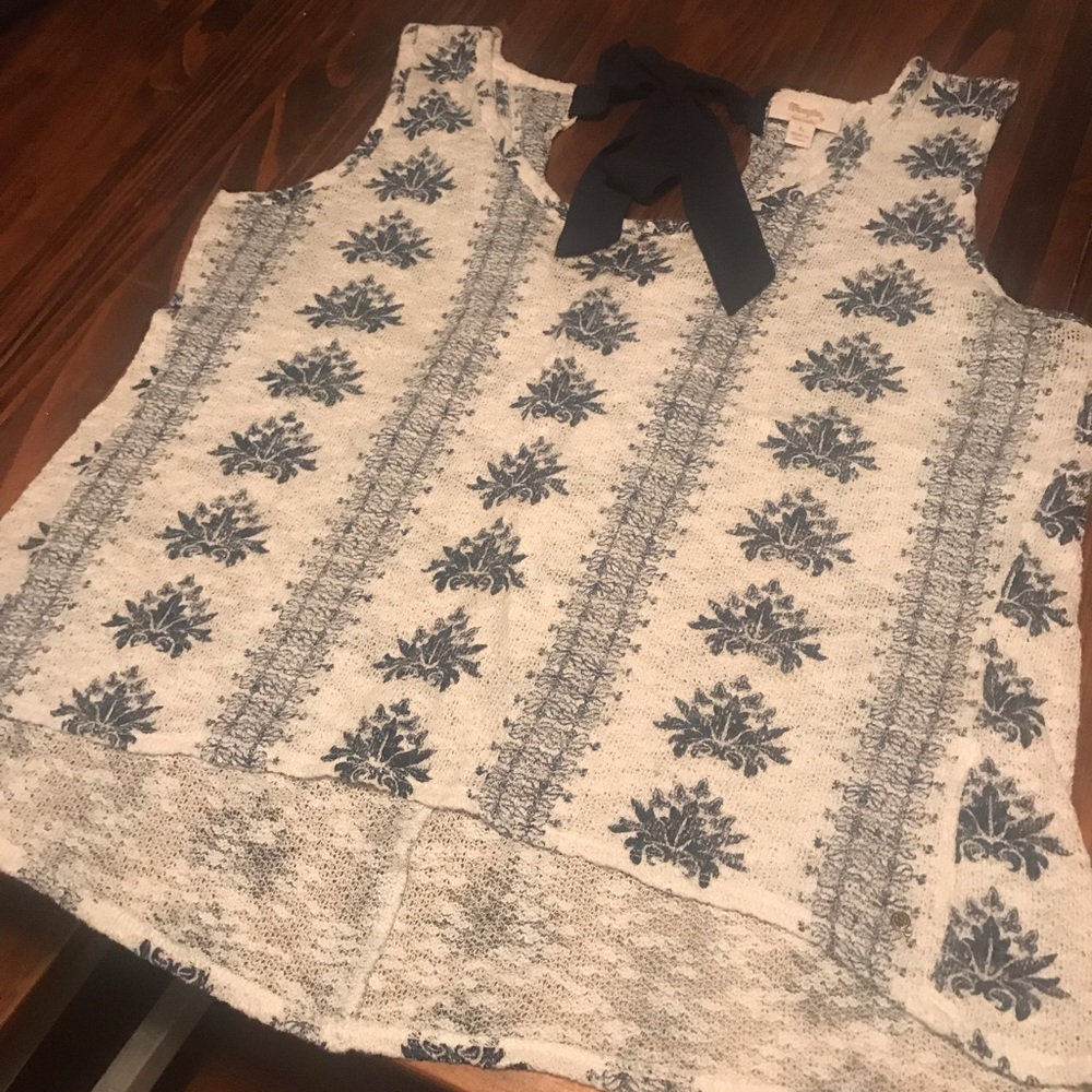 Women’s sleeveless shirt